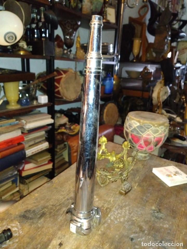 Antig&uuml;edades: Antigua boca de manguera bombero metal niquelado medida 47 cm. rosca 4,5 cm.