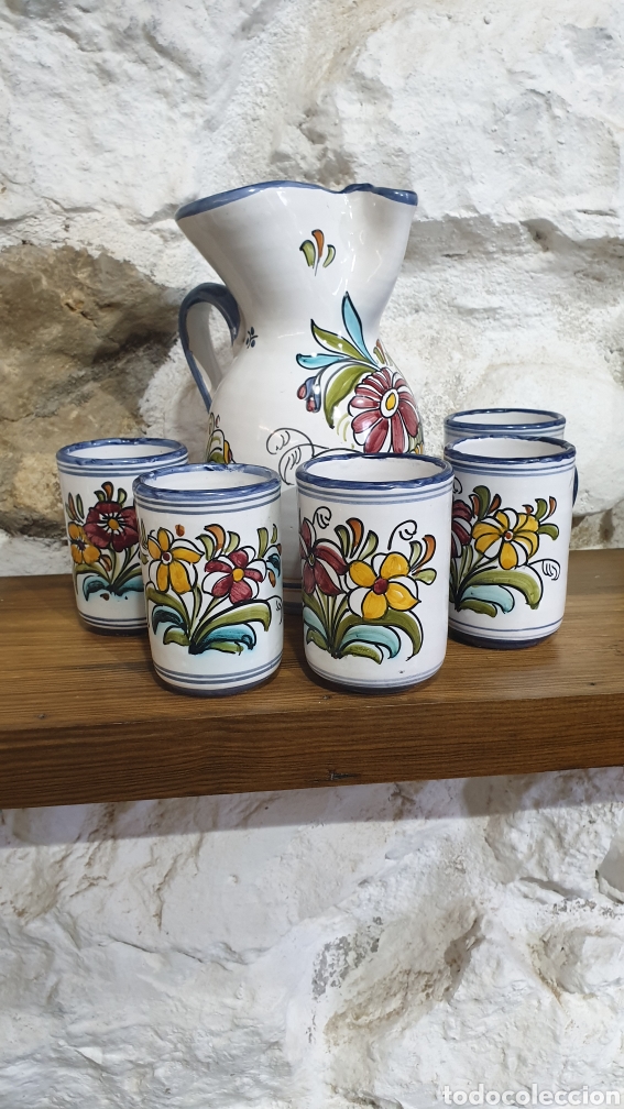 Antig&uuml;edades: Lote jarra y 6 vasos jarras de cer&aacute;mica de Talavera El Carmen pintados a mano.