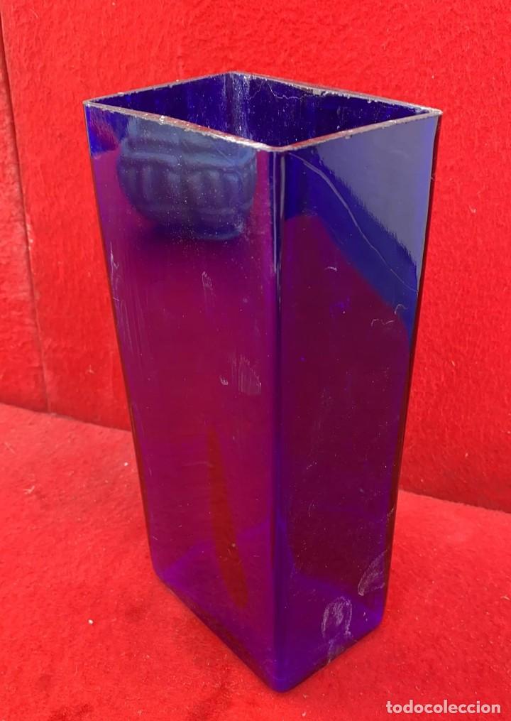 Antiquit&eacute;s: FLORERO ANTIGUO DE VIDRIO AZUL DE 22 CMS. DE ALTO X 10 x 6