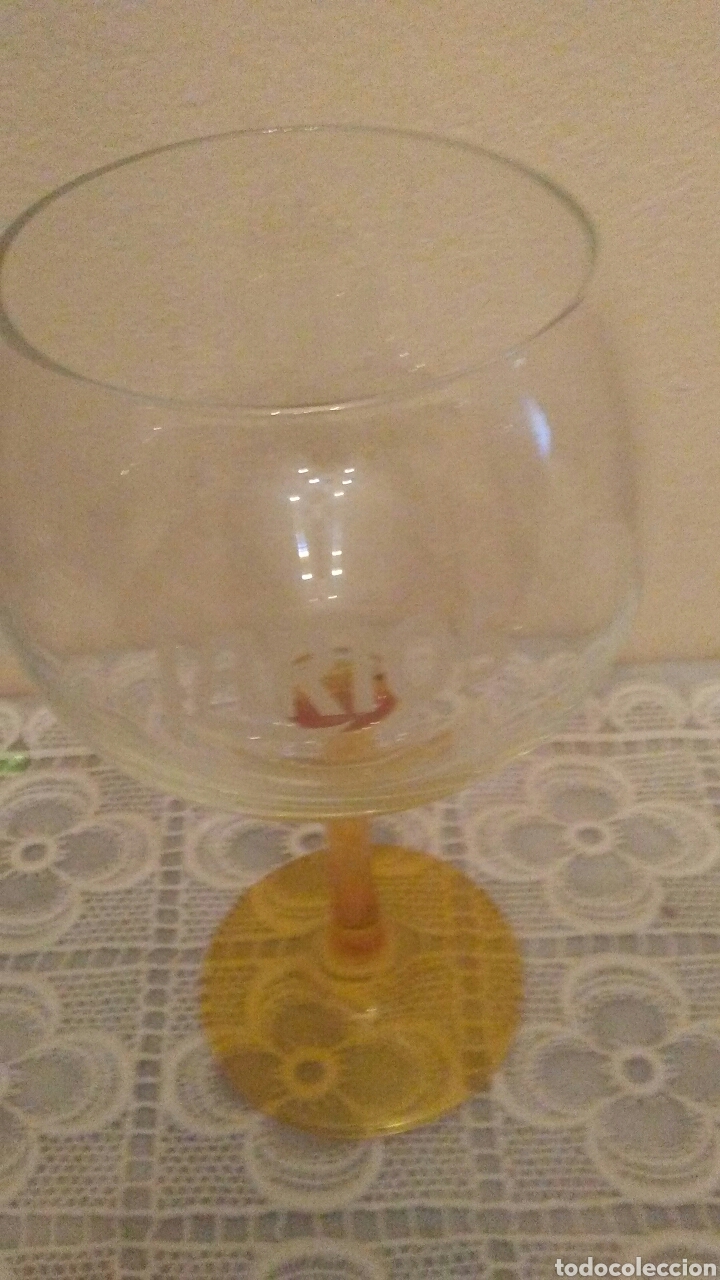 Antiquit&eacute;s: Copa de gran tama&ntilde;o con propaganda de Larios ,mide sobre 25 de alto ,es cristal fino bicolor .