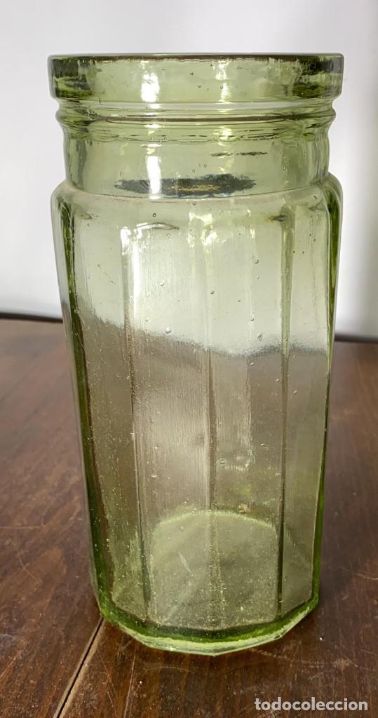 Antiquit&eacute;s: TARRO O BOTE DE VIDRIO DE 22 CMS. DE ALTURA Y 9 CMS. DE DIAMETRO