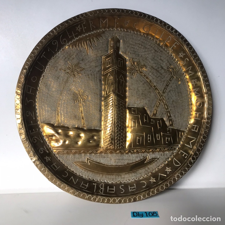 Antig&uuml;edades: PLATO EN RELIVE CON GRABADOS EN LATIN - Foto 1