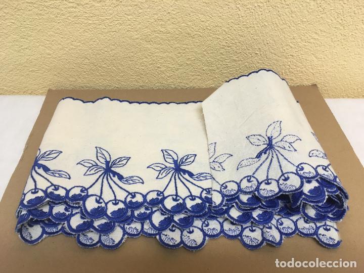 Antig&uuml;edades: Cenefa bordada cerezas - Foto 1