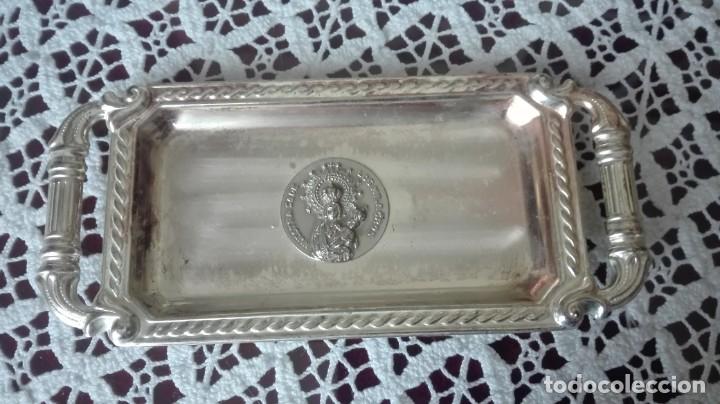 Antig&uuml;edades: Bandeja con medalla de nuestra se&ntilde;ora de los Milagros - Foto 1