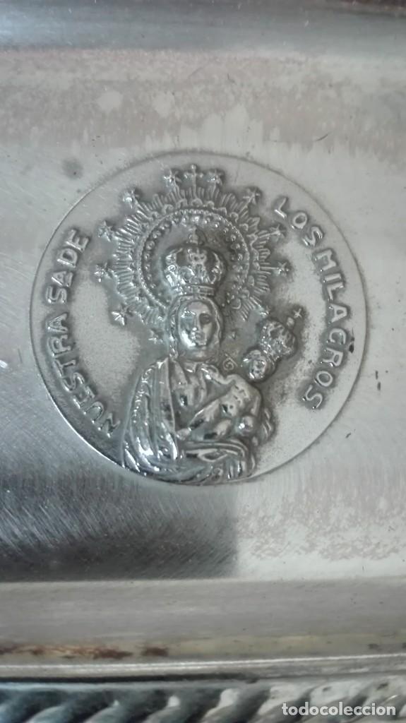 Antig&uuml;edades: Bandeja con medalla de nuestra se&ntilde;ora de los Milagros - Foto 2