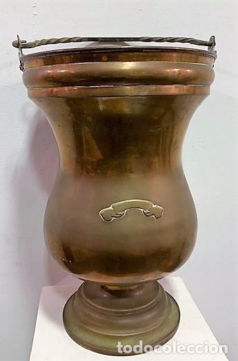 Antig&uuml;edades: Recipiente de lat&oacute;n. - Foto 1