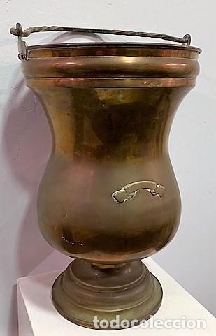Antig&uuml;edades: Recipiente de lat&oacute;n. - Foto 2