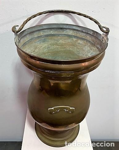 Antig&uuml;edades: Recipiente de lat&oacute;n. - Foto 3