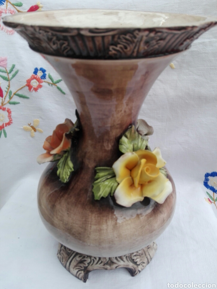 Antig&uuml;edades: Magn&iacute;fico jarr&oacute;n con flores en relieve, de manufactura italiana sellado Capodimonte 30 cm