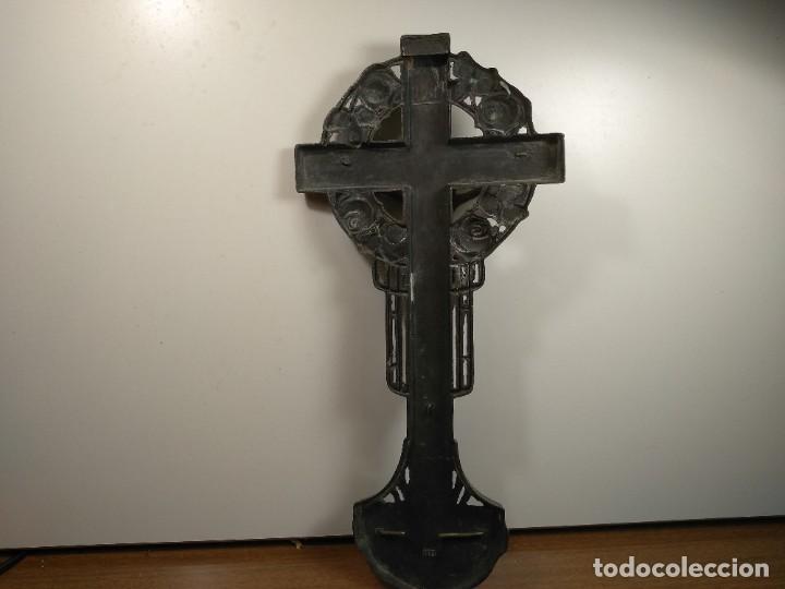 Antig&uuml;edades: Benditera metal y cristal - Foto 5