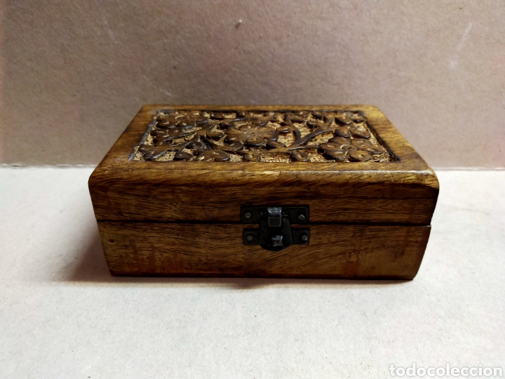 Antig&uuml;edades: CAJA DE MADERA TALLADA CON PINTURA EN INTERIOR - Foto 3