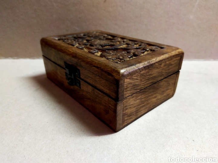 Antig&uuml;edades: CAJA DE MADERA TALLADA CON PINTURA EN INTERIOR - Foto 4
