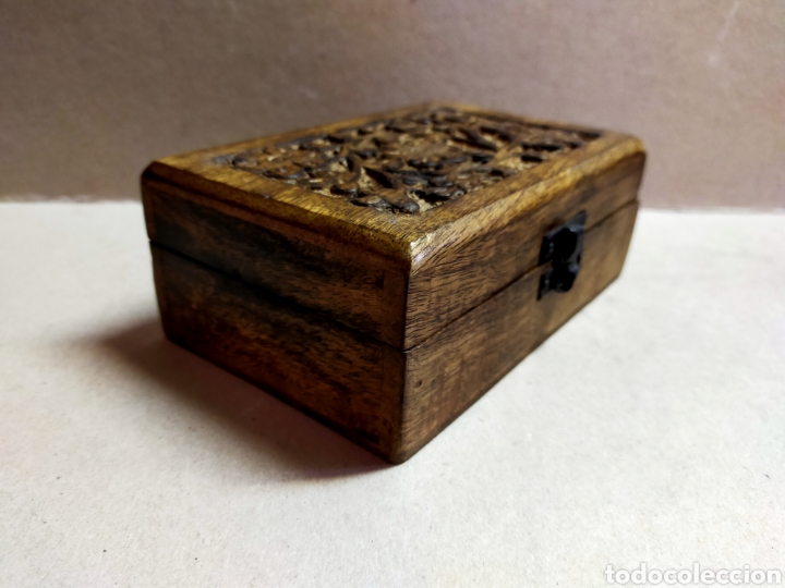 Antig&uuml;edades: CAJA DE MADERA TALLADA CON PINTURA EN INTERIOR - Foto 5