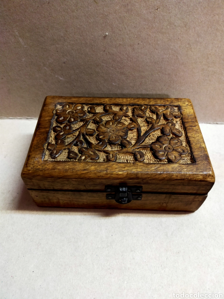 Antig&uuml;edades: CAJA DE MADERA TALLADA CON PINTURA EN INTERIOR - Foto 2