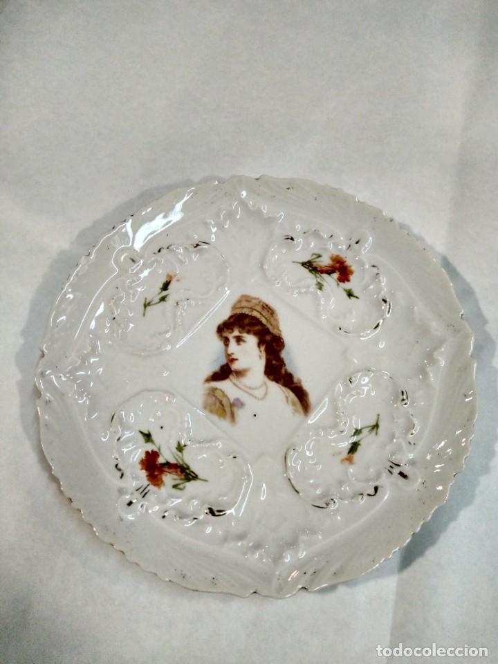 Antig&uuml;edades: Plato de porcelana, tema rom&aacute;ntico - Foto 1