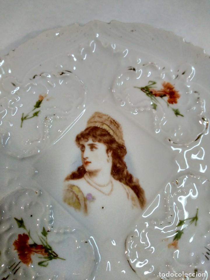 Antig&uuml;edades: Plato de porcelana, tema rom&aacute;ntico - Foto 2