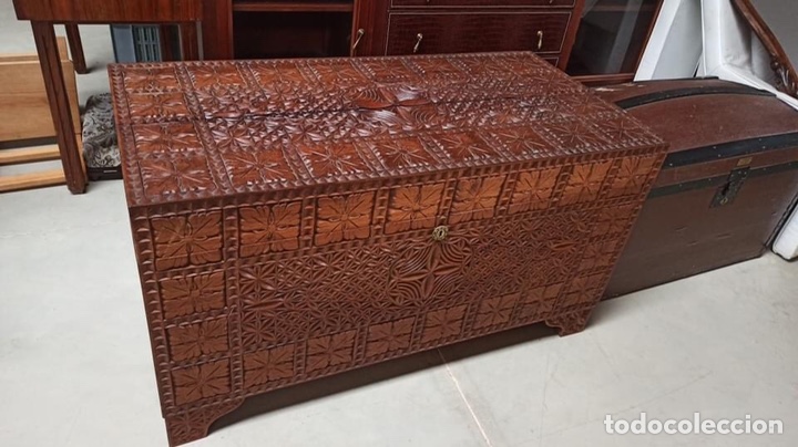 Antig&uuml;edades: Antiguo baul tallado de madera maciza - Foto 1