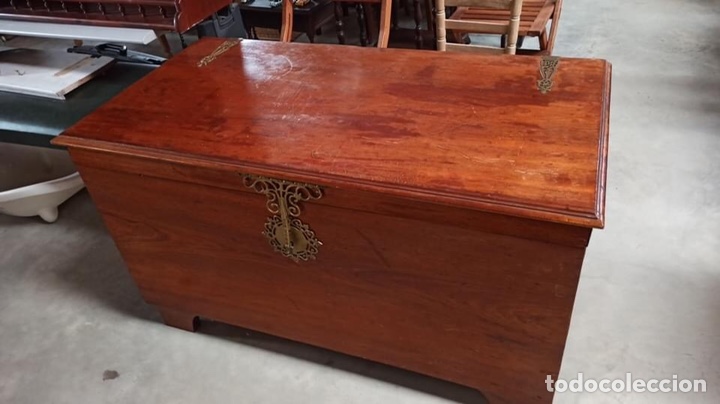 Antig&uuml;edades: Antiguo baul macizo de madera - Foto 1
