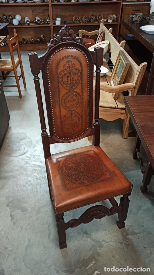 Antig&uuml;edades: Conjunto e sillas y mesa madera macixa y cuero repujado - Foto 2