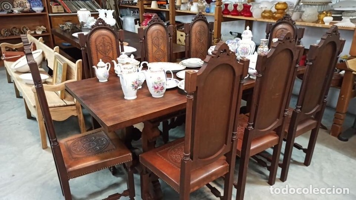 Antig&uuml;edades: Conjunto e sillas y mesa madera macixa y cuero repujado - Foto 1