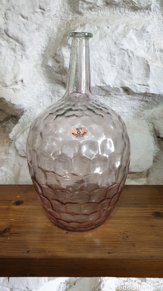 Antiquit&eacute;s: Original jarr&oacute;n de cristal reciclado con reflejos rosas.
