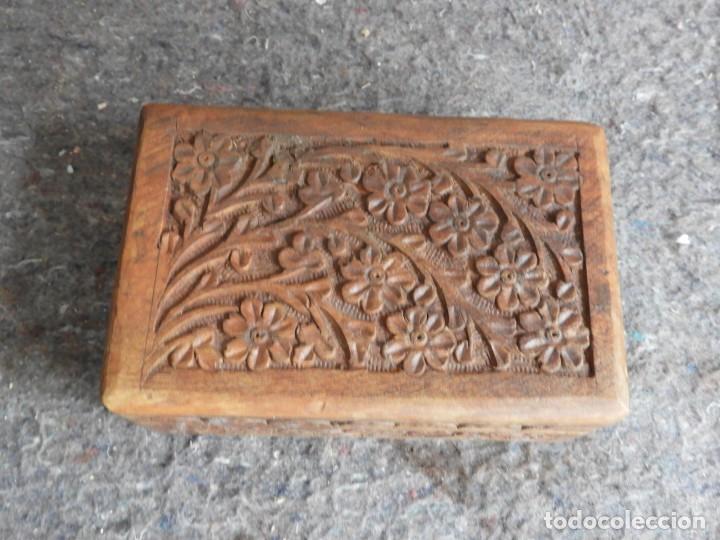 Antig&uuml;edades: CAJA DE MADERA CON TALLA DE FLORES - Foto 2