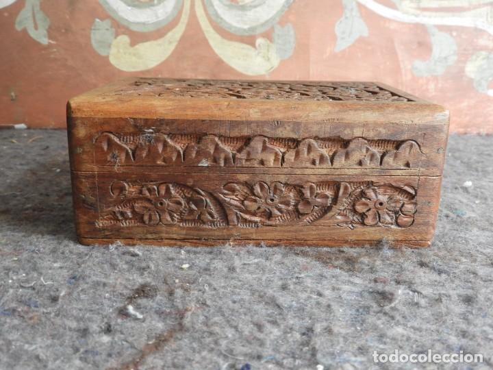 Antig&uuml;edades: CAJA DE MADERA CON TALLA DE FLORES - Foto 3