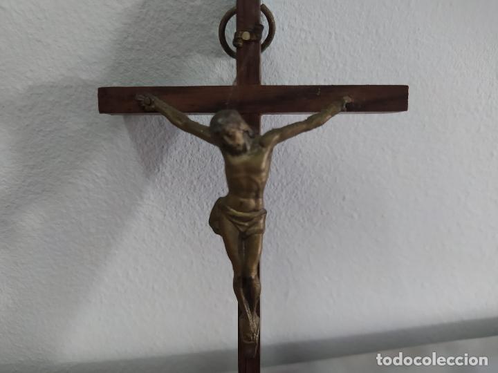 antiguo crucifijo de bronce, de pared - Compra venta en todocoleccion