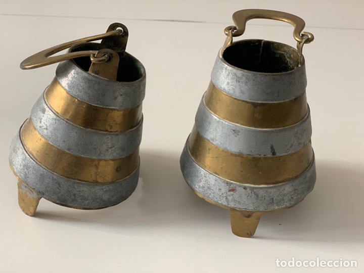 Antig&uuml;edades: Dos peque&ntilde;as lecheras de lat&oacute;n y bronce. - Foto 2