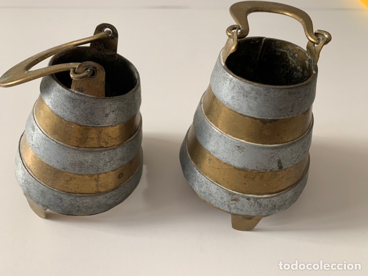 Antig&uuml;edades: Dos peque&ntilde;as lecheras de lat&oacute;n y bronce. - Foto 1