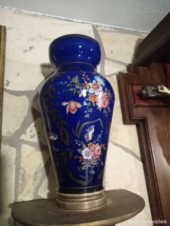 Antiquit&eacute;s: Jarr&oacute;n de cristal antiguo con base de plata contrastada.