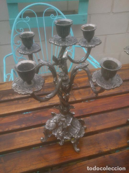 Antig&uuml;edades: PAREJA DE CANDELABROS EN BRONCE PLATEADOS. - Foto 2