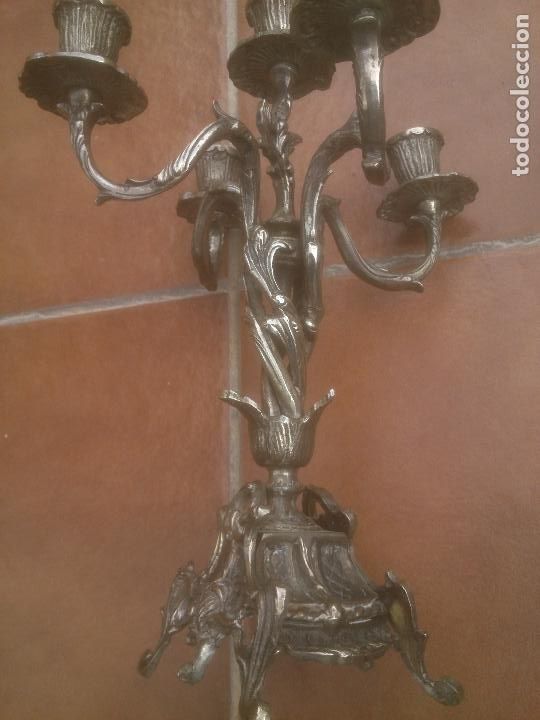 Antig&uuml;edades: PAREJA DE CANDELABROS EN BRONCE PLATEADOS. - Foto 7