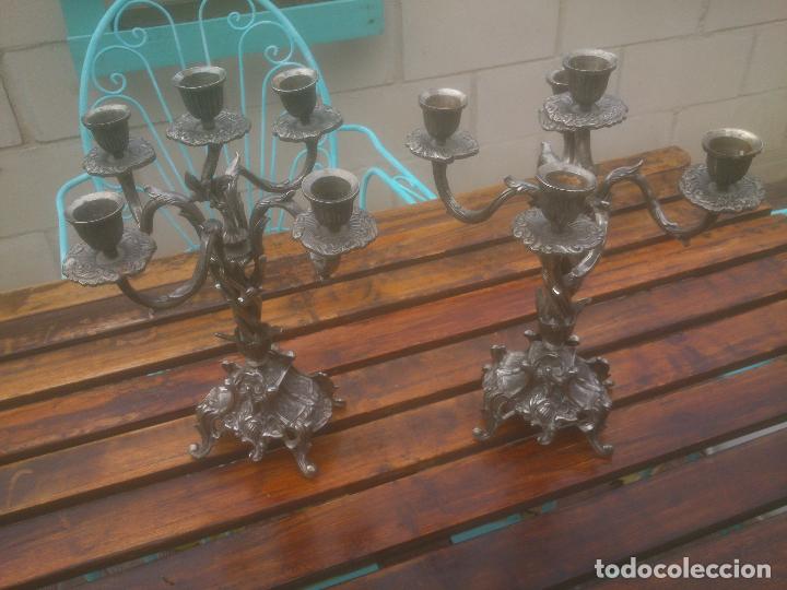 Antig&uuml;edades: PAREJA DE CANDELABROS EN BRONCE PLATEADOS. - Foto 1