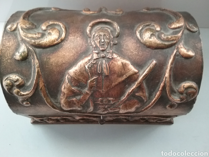 Antig&uuml;edades: Cofre en madera tallada y pintada al dorado con llave. - Foto 2