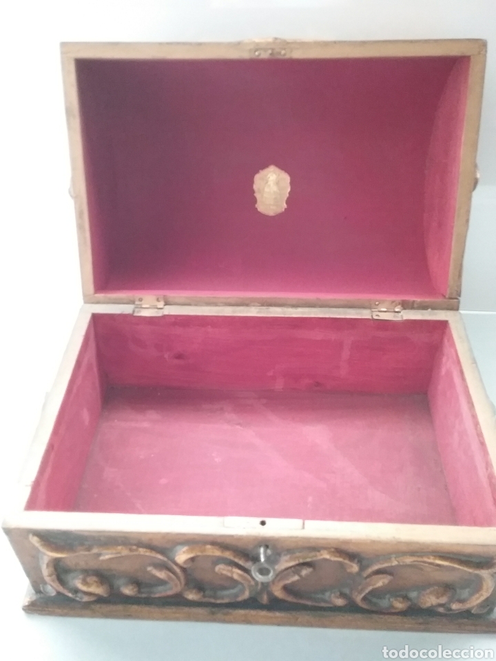 Antig&uuml;edades: Cofre en madera tallada y pintada al dorado con llave. - Foto 4