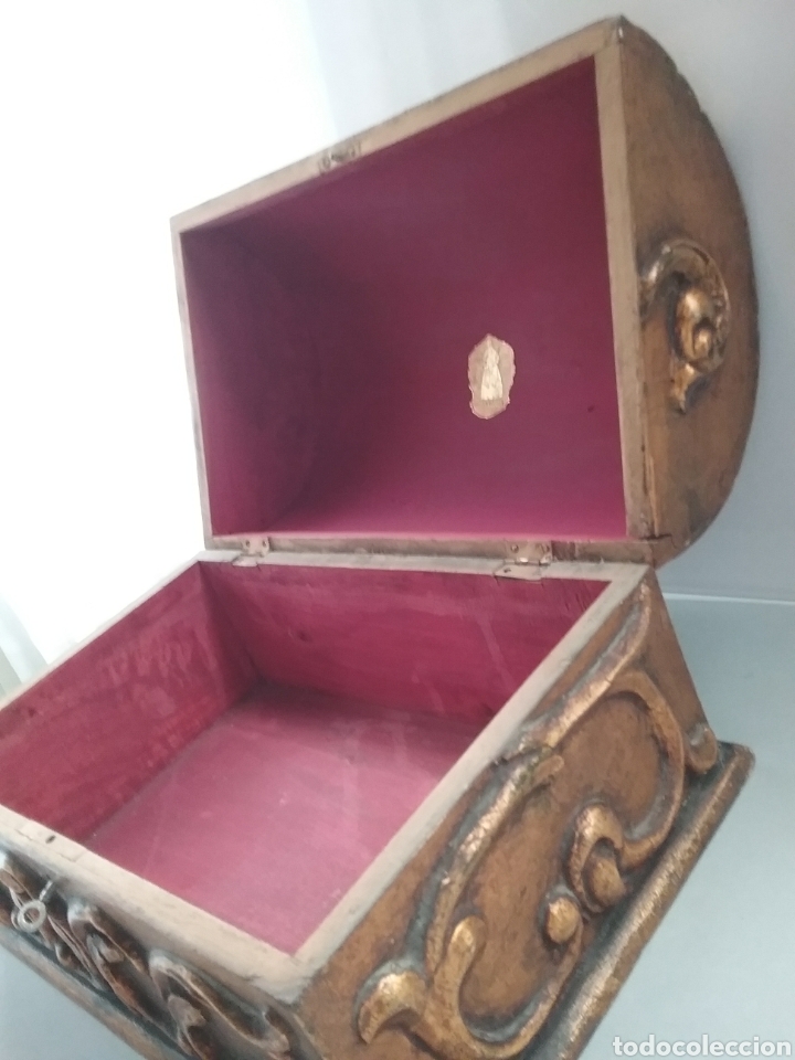 Antig&uuml;edades: Cofre en madera tallada y pintada al dorado con llave. - Foto 6