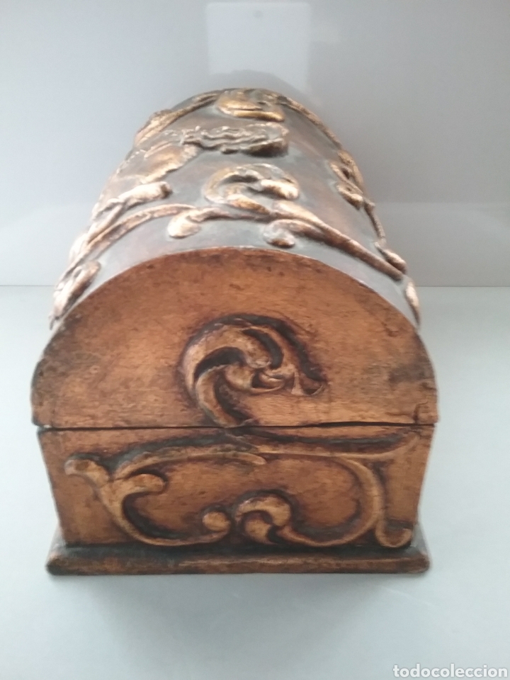 Antig&uuml;edades: Cofre en madera tallada y pintada al dorado con llave. - Foto 7