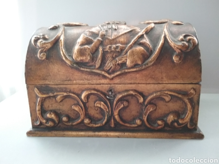 Antig&uuml;edades: Cofre en madera tallada y pintada al dorado con llave. - Foto 1