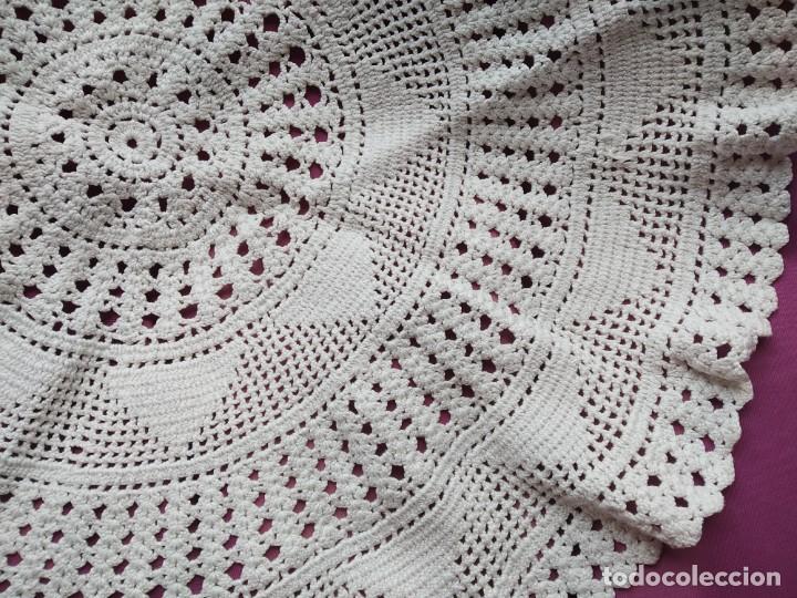 Antig&uuml;edades: TAPETE REDONDO DE GANCHILLO - CROCHET - Foto 2