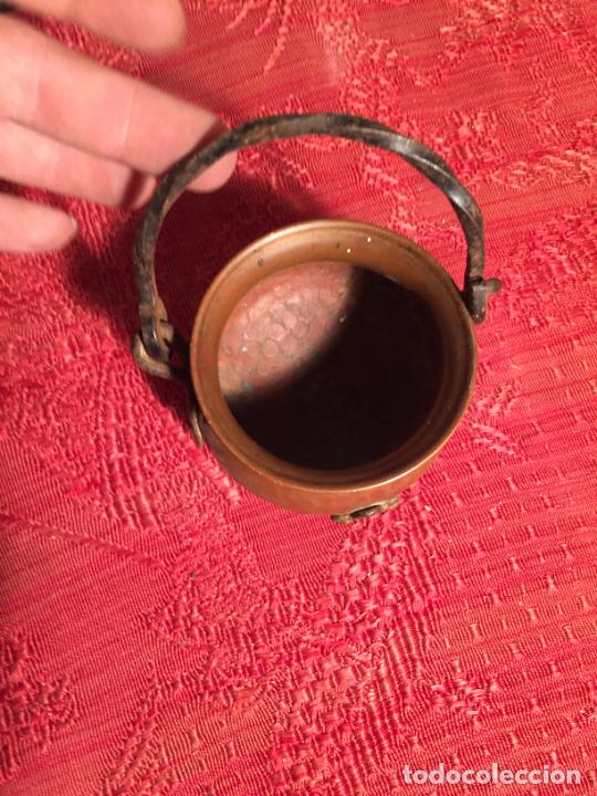 Antigüedades: Antigua pequeña olla / puchero de cobre con patas y asa de los años 60-70 - Foto 3 - 224000006