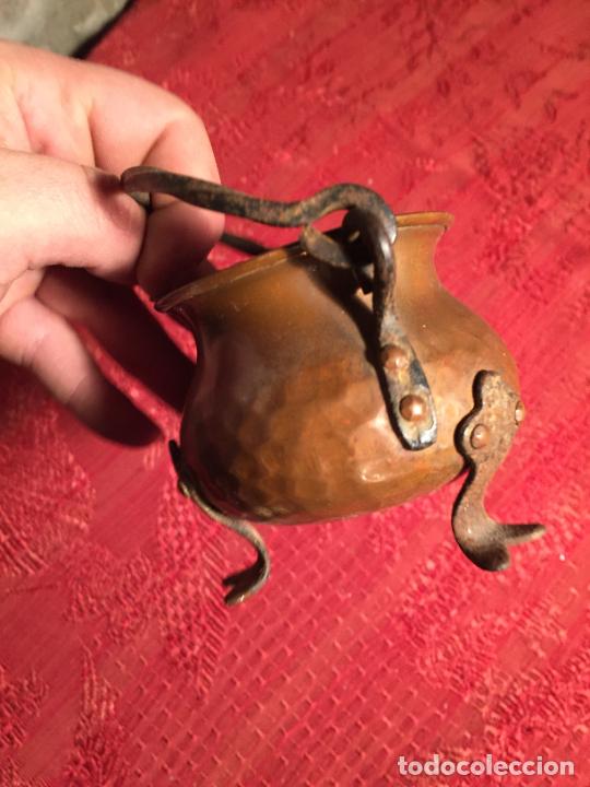 Antigüedades: Antigua pequeña olla / puchero de cobre con patas y asa de los años 60-70 - Foto 6 - 224000006