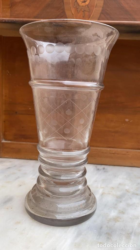 Antiques: VIOLETERO JARRON ANTIGUO DE VIDRIO TALLADO DE 19 CMS. DE ALTURA X 10 CMS. DE DIAMETRO