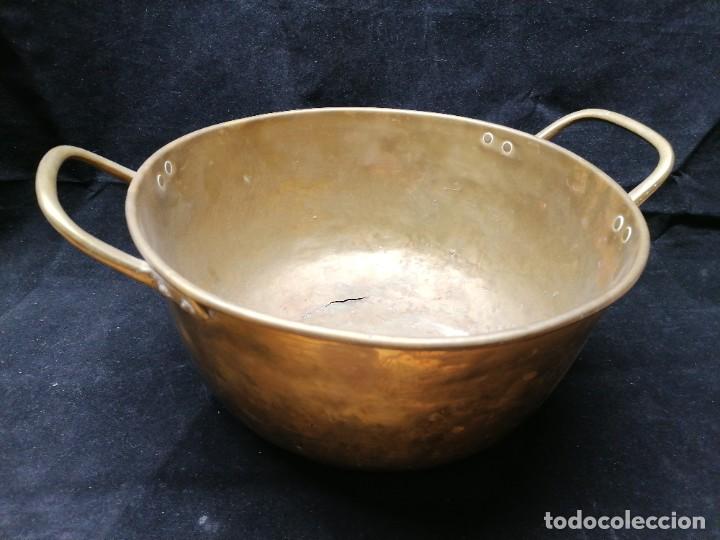 Antig&uuml;edades: Antiguo cuenco de lat&oacute;n con asas - Foto 1