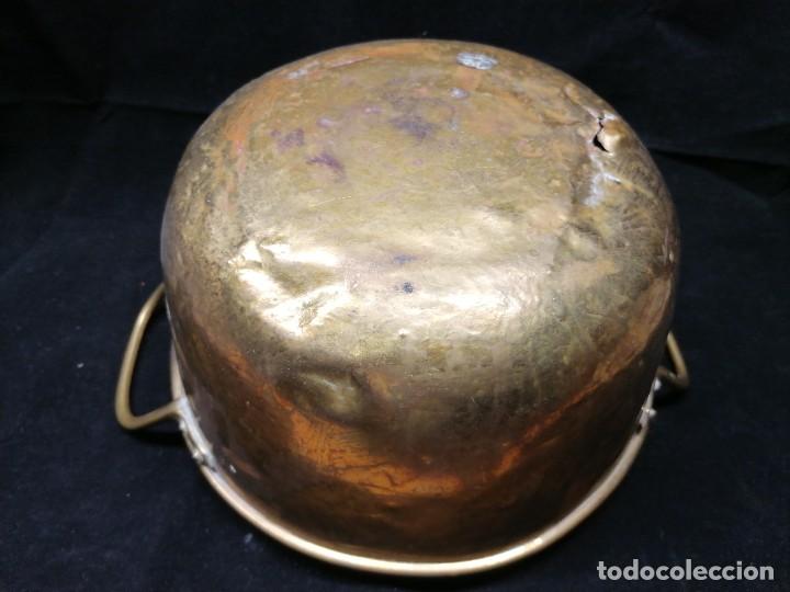 Antig&uuml;edades: Antiguo cuenco de lat&oacute;n con asas - Foto 5