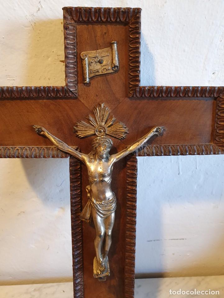 Antig&uuml;edades: -CRUCIFIJO MADERA Y CALAMINA - Foto 2