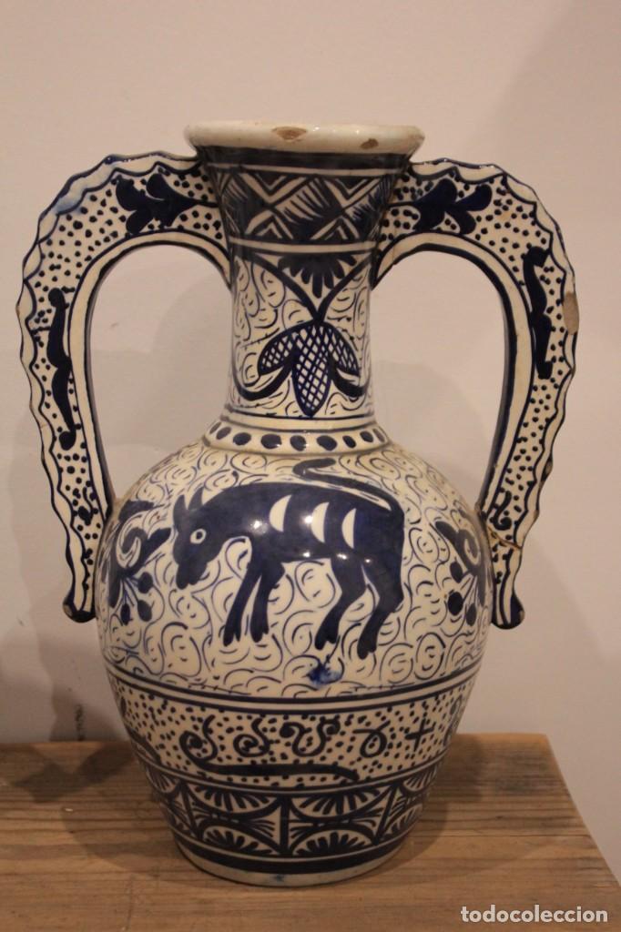 Antigüedades: Pareja de jarras con asas, cerámica granadina. 28cm de altura. Con numeración. - Foto 2 - 224098002