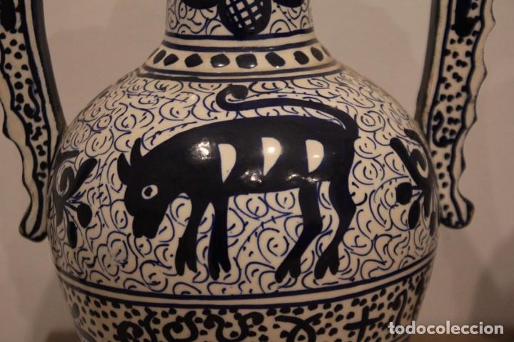 Antigüedades: Pareja de jarras con asas, cerámica granadina. 28cm de altura. Con numeración. - Foto 6 - 224098002