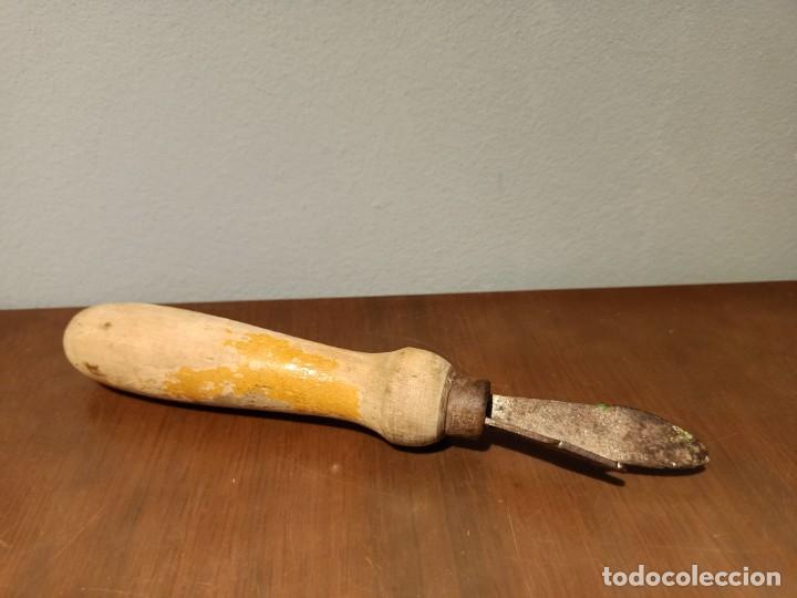 Antig&uuml;edades: ANTIGUO ABRELATAS DE HIERRO - Foto 4