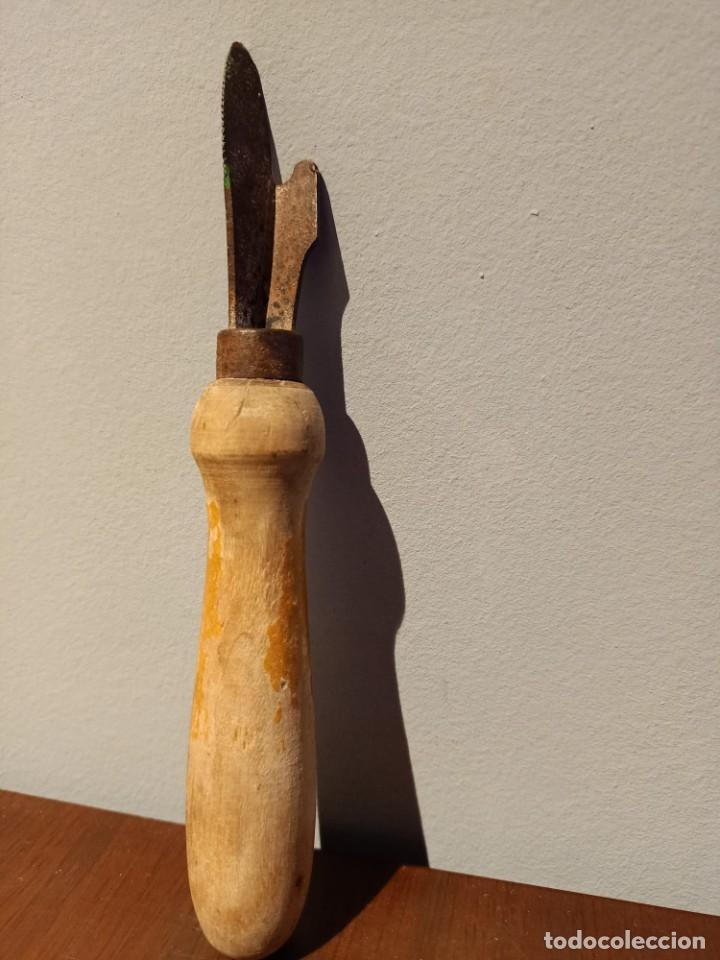 Antig&uuml;edades: ANTIGUO ABRELATAS DE HIERRO - Foto 6
